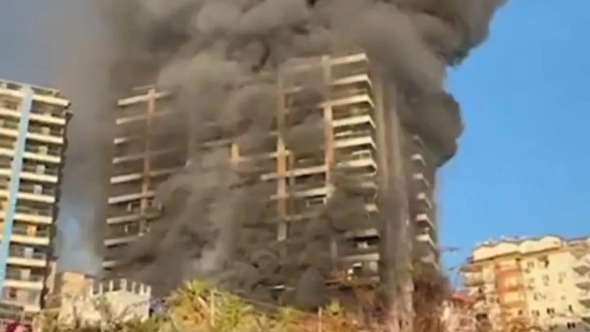 Antalya'da yangın: Bütün apartman alevler içinde! Mahsur kalan işçiler kurtarıldı | Görgü tanığı A Haber'de