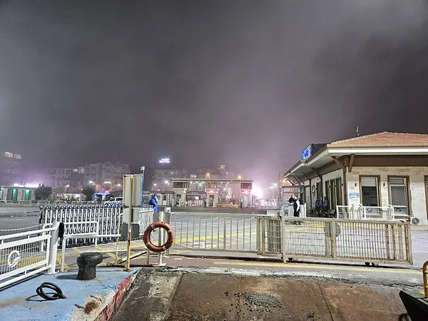 istanbulda-sis-etkili-oluyor-goz-gozu-gormuyor-bazi-vapur-seferleri-iptal-edildi-1709180445627.jpeg İstanbul'da sis etkili oldu! Görüş mesafesi düştü - 3