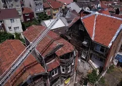 Fatih'te 2 katlı tarihi ahşap binada yangın