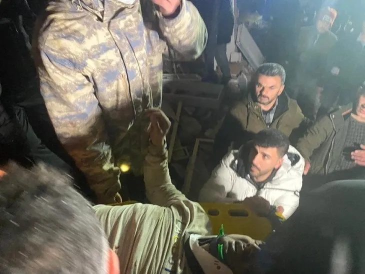 KAHRAMANMARAŞ'TA 7,4'LÜK DEPREM! Deprem bölgesinde kurtarma çalışmaları devam ediyor | İğne deliğinden çıkarıldılar