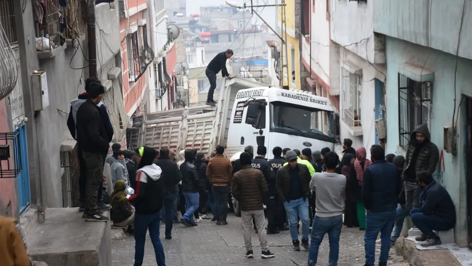 Gaziantep'te kamyon eve daldı