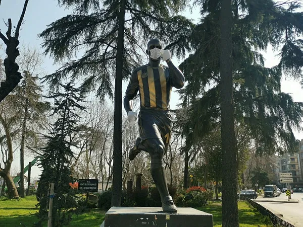 Alex de Souza heykeline maskeli ve eldivenli koronavirüs Cocvid-19 önlemi! Gülümseten kare...