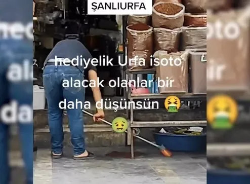 sosyal-medyayi-ayaga-kaldiran-goruntu-yere-dokulen-biberleri-satan-esnafa-ceza-alacak-olanlar-bir-daha-dusunsu-1652643193628.jpg Sosyal medyayı ayağa kaldıran görüntü! Yere dökülen biberleri satan esnafa ceza: "Alacak olanlar bir daha düşünsün" - 1