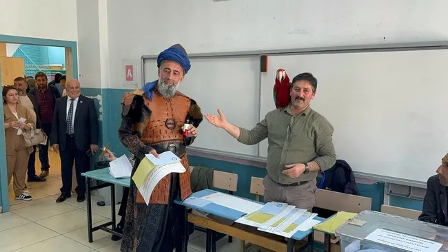 esenyurtta-oy-vermeye-papaganiyla-gelen-vatandas-ilgi-odagi-oldu-1711888317786.jpg Esenyurt'ta oy vermeye papağanıyla gelen vatandaş ilgi odağı oldu - 1