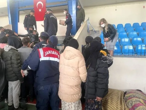 İzmir açıklarında 336 düzensiz göçmen yakalandı: 6 şüpheli gözaltında