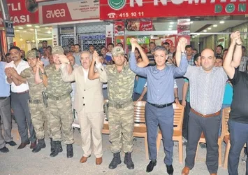 ‘Dinlemeyin’ dediği kaymakamla el ele!