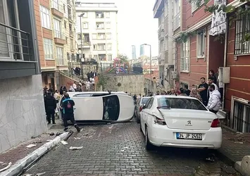 Kağıthane'de ortalığı savaş alanına çeviren kaza! Elektrik direği devrildi doğalgaz boruları koptu