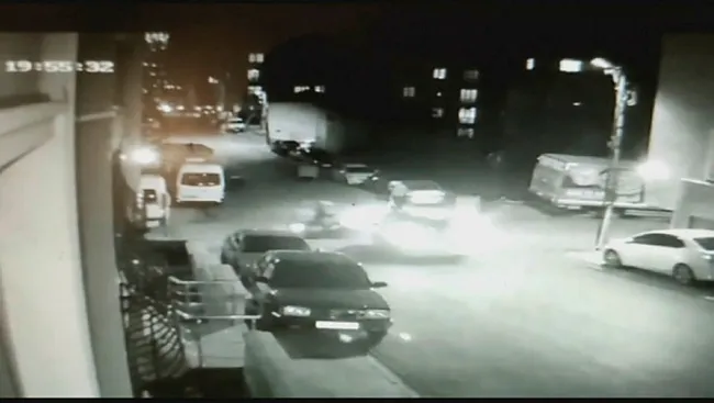 İstanbul’da kaza yapan araçla park halindeki otomobilin arasında kaldı - 1