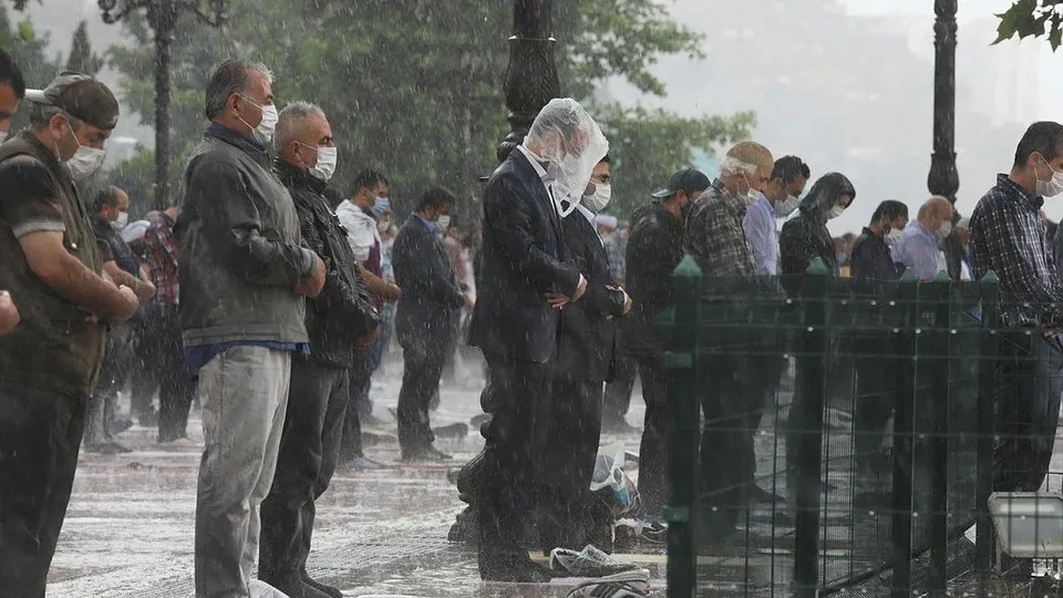 Sağanak yağmur altında koronavirüs tedbirli 4. Cuma Namazı! Islandılar namazı bırakmadılar