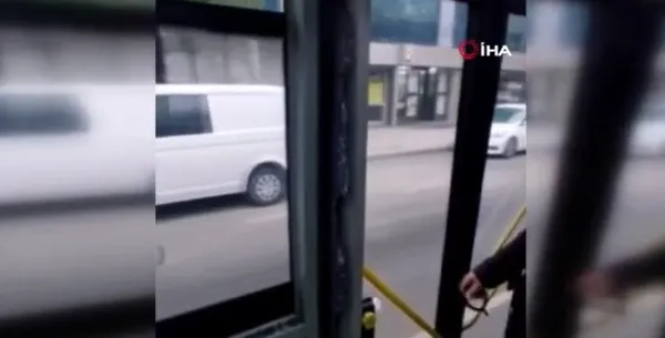 istanbulda-fikra-gibi-olay-iett-otobusunun-cami-kasiste-kirildi-sofor-yolculari-kim-kirdi-diye-azarladi-1671130545672.jpg