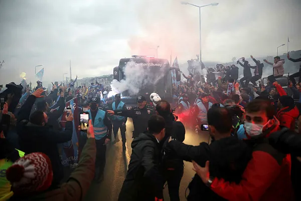 1651429301597.jpg Trabzonspor Başkanı Ahmet Ağaoğlu: Kutlamalarda silaha değil birbirine sarılan herkese teşekkür ederim - 2