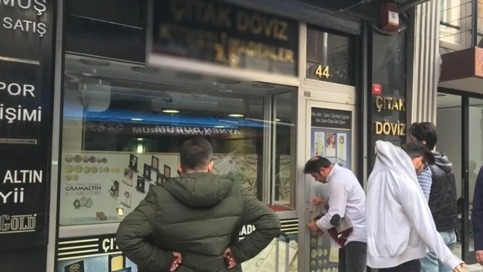 Esnaf bekledi Gürsel Tekin gelmedi