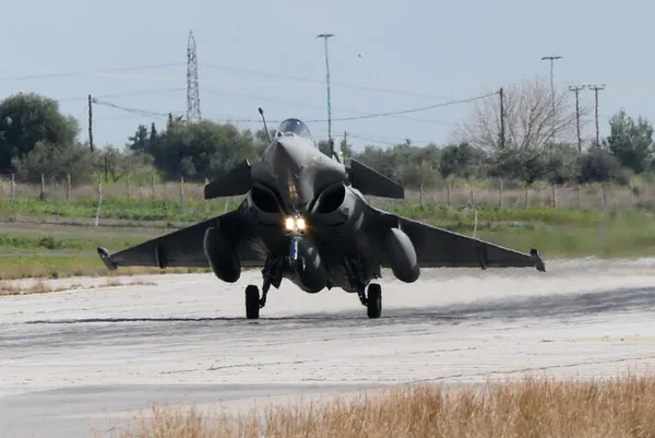 Fransa ve Yunanistan savaş jetlerini birlikte uçurdu