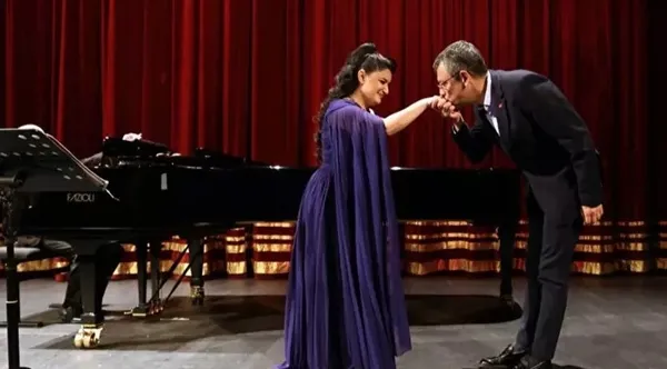 Mehmetçik düşmanları CHP Genel Merkezi’nde! Özgür Özel baş köşeye oturtup sohbet etti bir de hatıra fotoğrafı çektirdi...