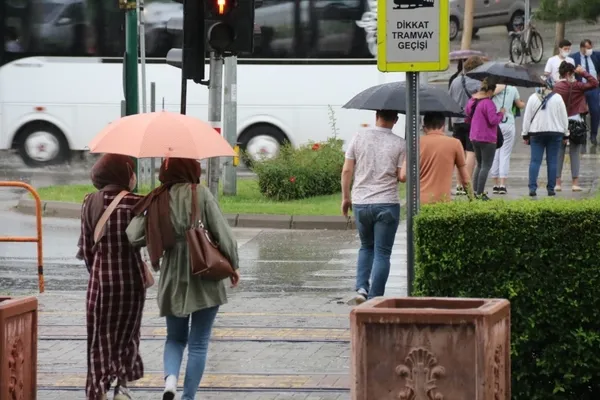 Eskişehir’de aniden başlayan sağanak yağmur hayatı felç etti - 1