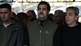 Babasını son yolculuğuna uğurladı!