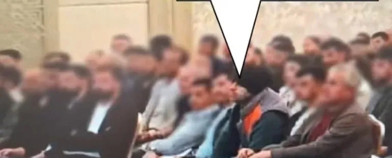 1785648180275.jpeg 2024'te katıldığı bir toplantıda bereyle kamufle olduğu görüldü. (ahaber.com.tr)