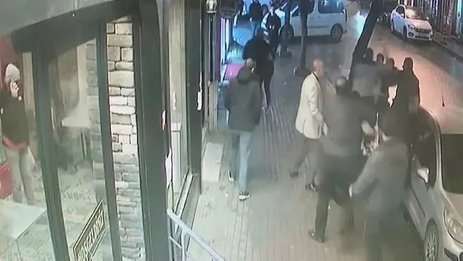 İstanbul’da silahlı kavga kamerada! Lüks cipini husumetli olduğu şahsın üzerine sürdü - 3
