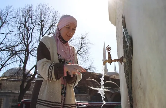 Girmeye çekindiği Sultanahmet Camisi’nde Müslümanlıkla tanışan İngiliz şimdi sosyal medyada İslam’ı anlatıyor
