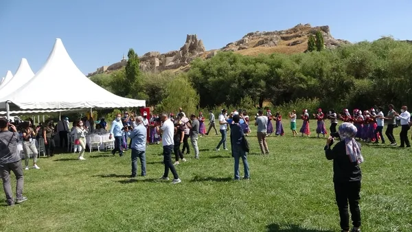 150-buyukelci-ve-diplomat-van-kalesi-onunde-halay-cekti-1629906252336.jpg 150 büyükelçi ve diplomat Van Kalesi önünde halay çekti! - 5