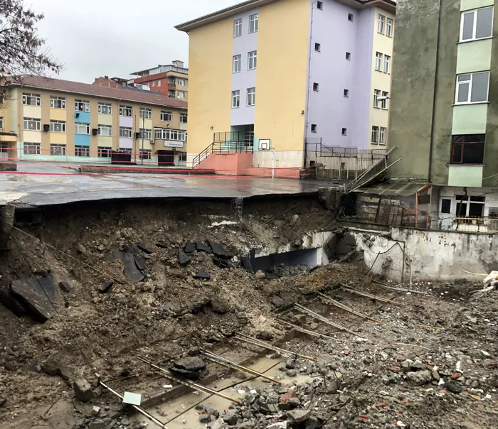 Son dakika: Avcılar'da okulun bahçe duvarı çöktü - 1