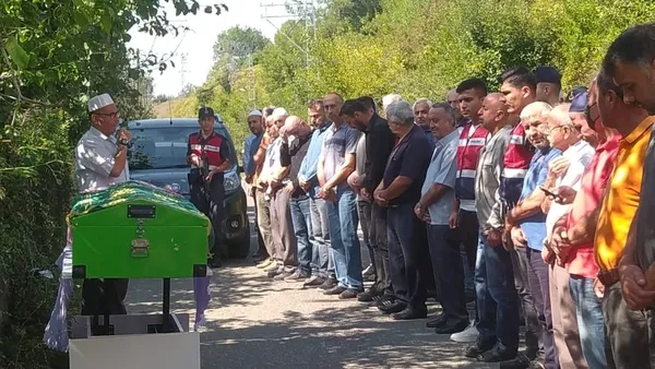 zonguldakta-feci-olum-kopekler-tarafindan-parcalanarak-can-veren-79-yasindaki-kadin-topraga-verildi-1662558286233.jpg Zonguldak’ta feci ölüm! Köpekler tarafından parçalanarak can veren 79 yaşındaki kadın toprağa verildi - 3