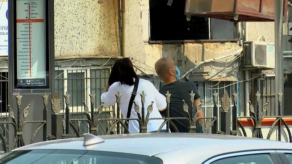 Tramvaydan inen her yolcu duraktan kaçarak uzaklaştı! Panik anları kamerada