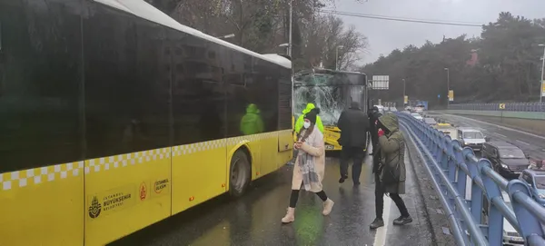 son-dakika-istanbulda-iett-otobusleri-carpisti-ekipler-olay-yerine-sevk-edildi-1641980873088.jpg Son dakika... İstanbul'da İETT otobüsleri çarpıştı: Ekipler olay yerine sevk edildi! - 1