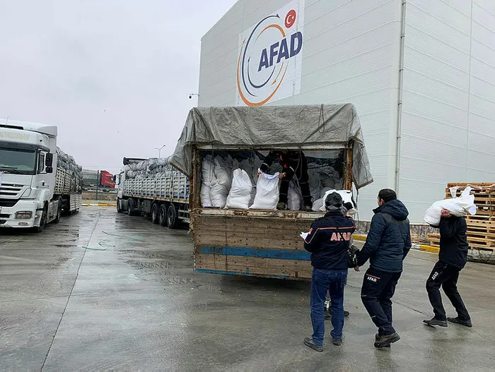 Ebru Yaşar’dan depremzedelere bir TIR dolusu yardım