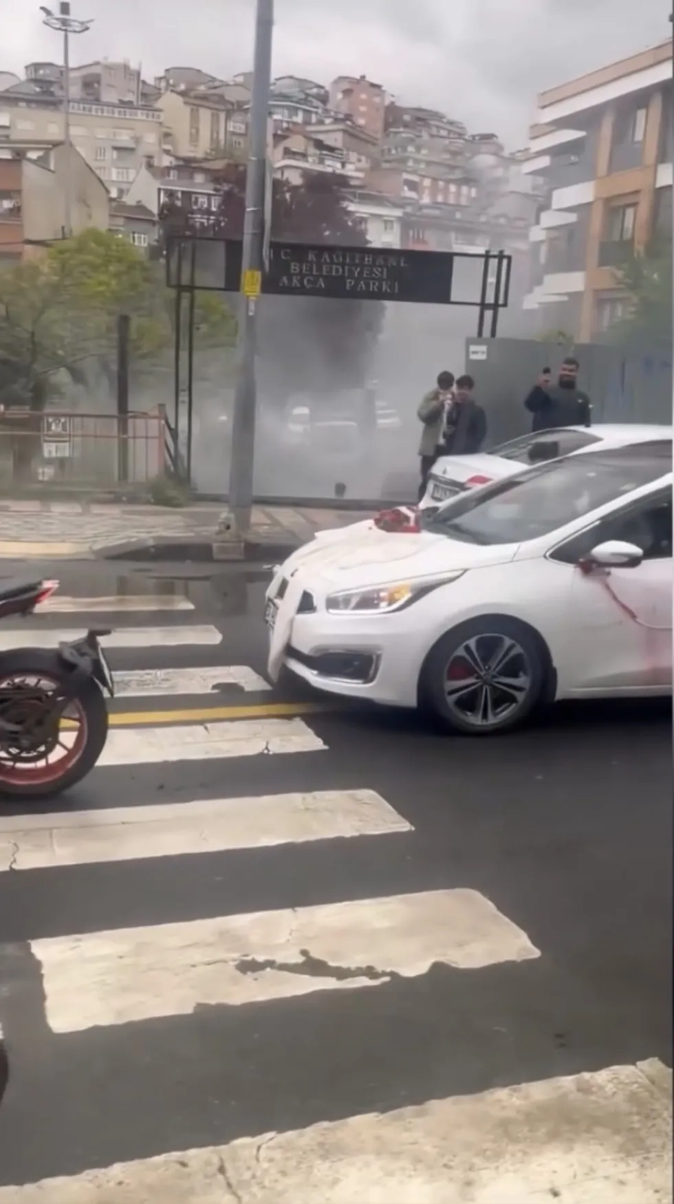 Kağıthane'de düğün konvoyunda motosikletle trafiği kapatıp patinaj çekti; 136 bin lira ceza kesildi - 3