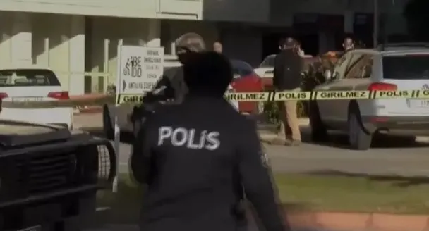 Antalya'da bankada soygun girişimi - 1