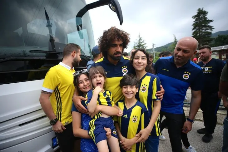 Cuma namazı sonrası Fenerbahçeli futbolculara yoğun ilgi