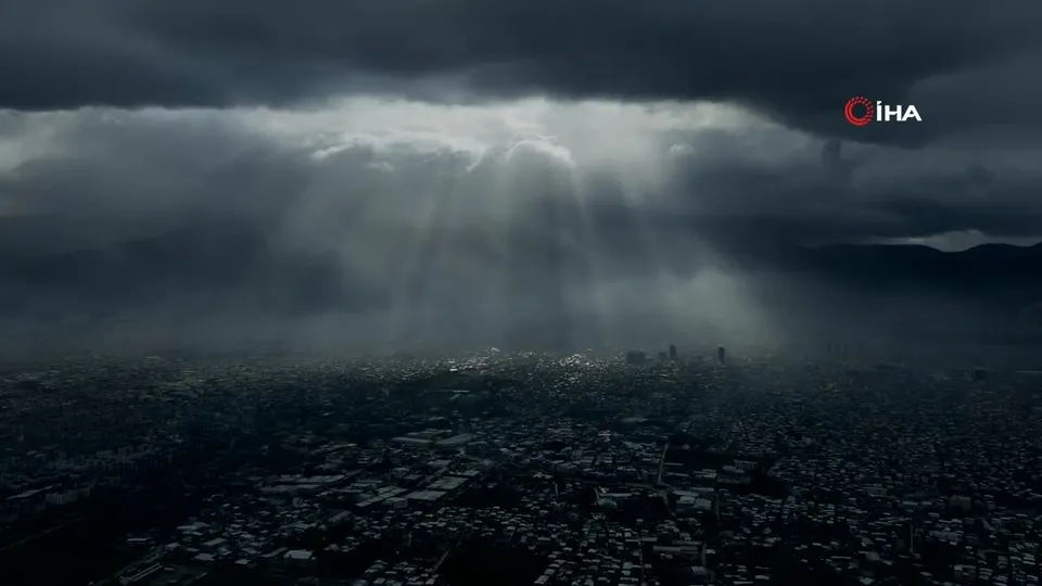 Bulutların arasından sızan güneş ışıkları görenleri mest etti