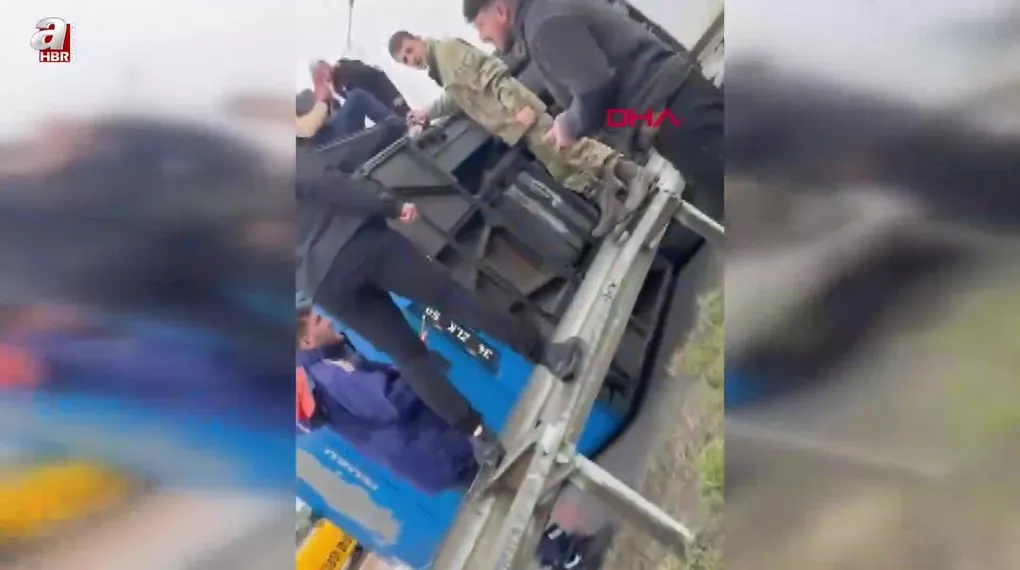 Eyüpsultan'da cezaevi nakil aracı devrildi