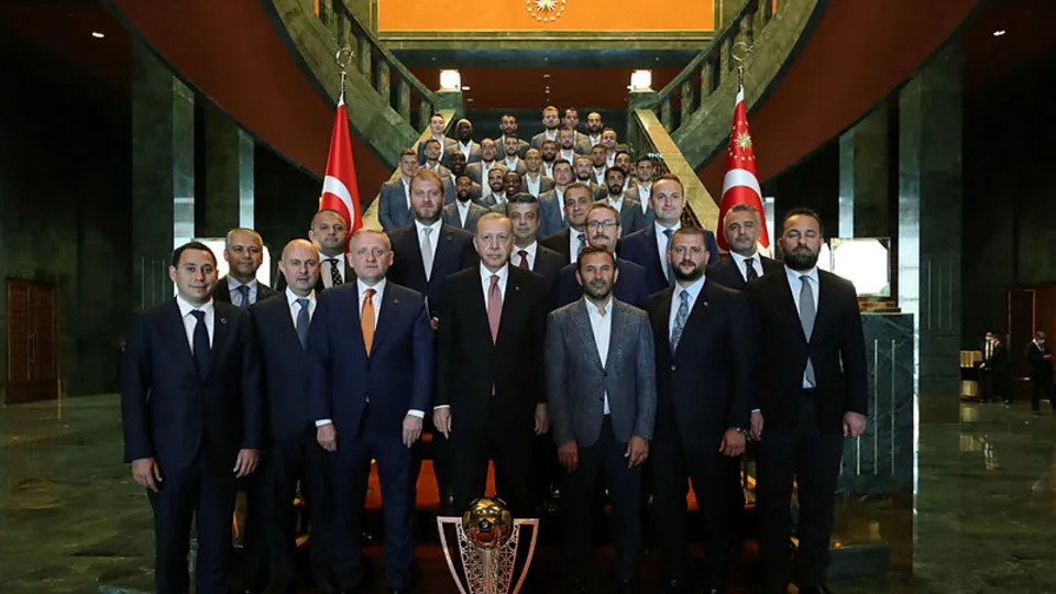 Başkan Erdoğan şampiyon Medipol Başakşehir'i Külliye'de ağırladı