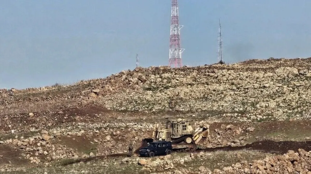 İşgalci İsrail ordusundan Suriye'ye baskın! 10 askeri araç Dera kırsalına girdi