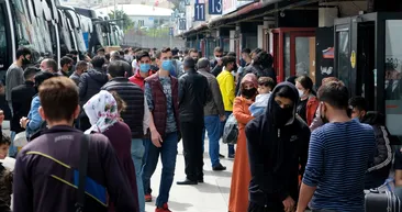 Son dakika | Kademeli normalleşme döneminde dönüşler başladı! Otogar ve havalimanları kilit! Trafikte kuyruklar uzadı