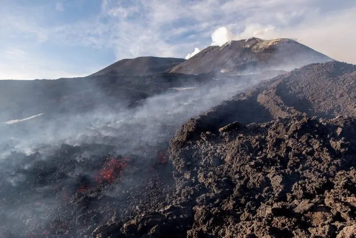 Etna, lav ve kül püskürtmeye devam ediyor