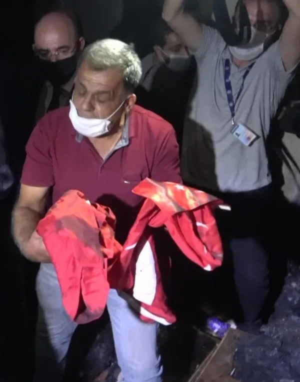 Ev küle döndü Türk bayrağına zarar gelmedi - 2