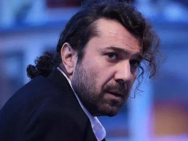 sarkici-halil-sezai-takipcisiyle-davalik-oldu-1711865008611.jpeg Şarkıcı Halil Sezai takipçisiyle davalık oldu! O mesajlar çileden çıkardı... - 3