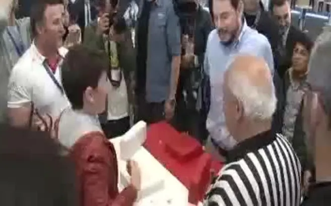 Bakan Albayrak ve oğlu bilek güreşi yaptı