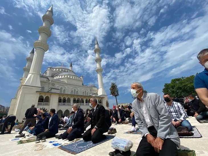 Başkan Erdoğan’ın açılışını yaptığı Uzun Mehmet Camisi'nde ilk Cuma namazı kılındı