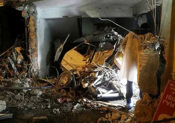 İşçi servisi eve çarptı: 4 ölü, 2 yaralı