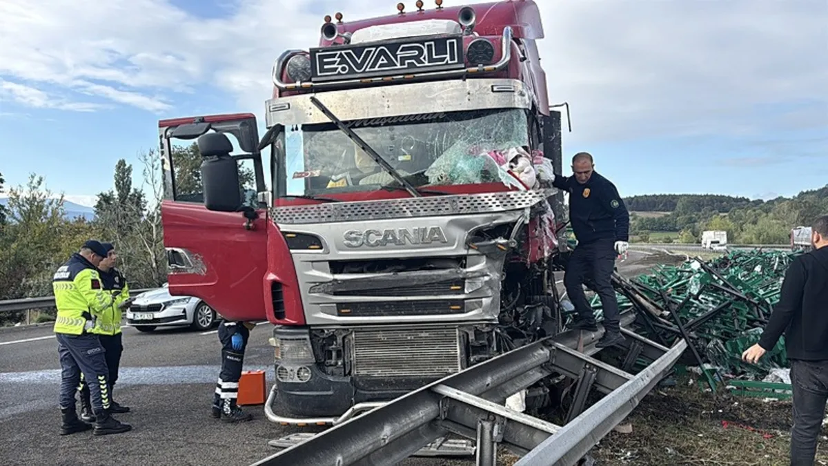 Anadolu Otoyolu'nda tır bariyerlere girdi