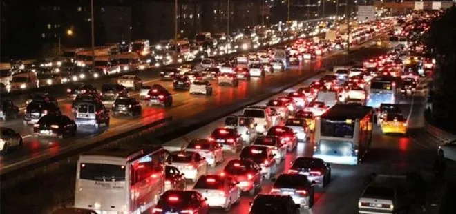 Son dakika: Yola çıkacaklar dikkat! İstanbul’da trafik yoğunluğu yüzde 80’e ulaştı