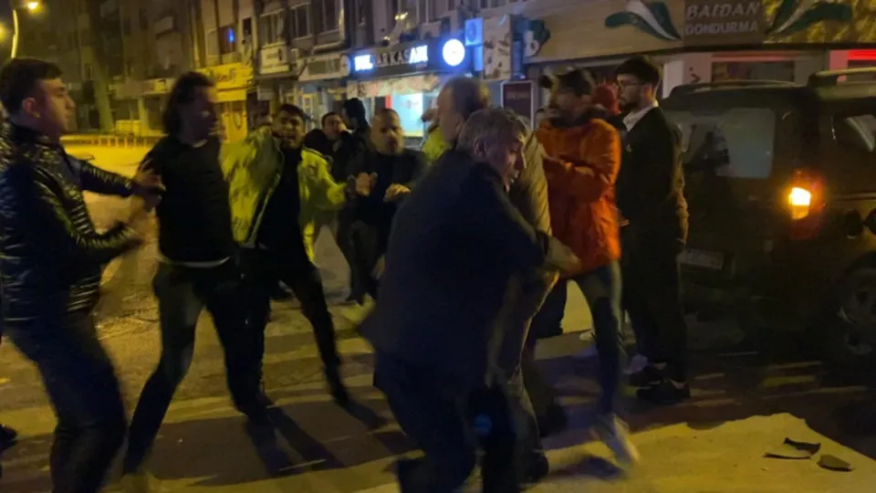 Bursa'da kazanın ardından tekmeli yumruklu kavga! Ambulanstan indi darp edildi