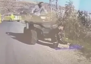 Siyonist zulüm! Batı Şeria'da namaz kılan Filistinlinin üzerine ATV sürdü