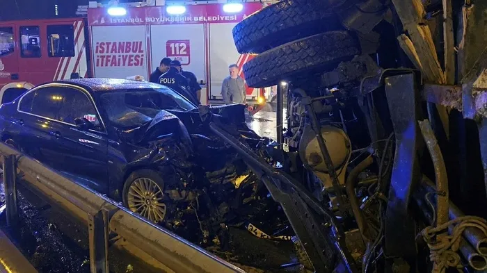 1714798565692.jpeg Pendik'te zincirleme kaza! Devrilen kamyonet faciaya neden oldu: 2'si ağır 4 yaralı - 2