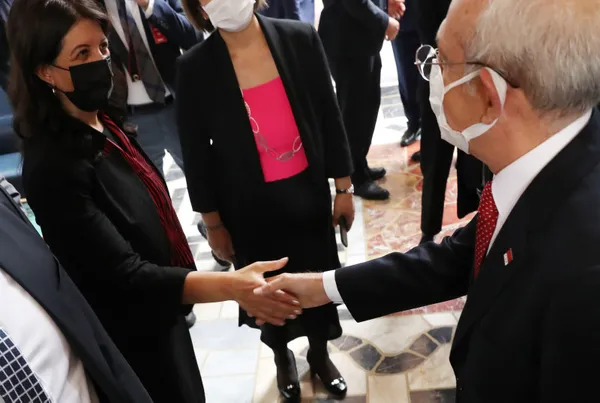 HDP Eş Başkanı Pervin Buldan’dan 6’lı masaya salvolar: Yanımızda görünmeyin deyip oy istiyorlar