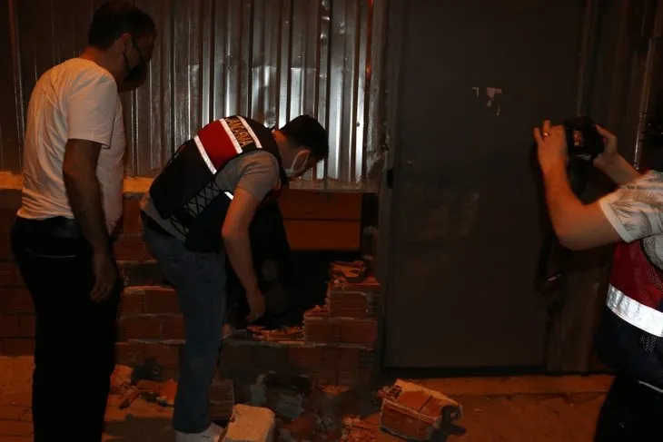 Son dakika | Jandarma duvarı yıkıp girdi! İzmir'de şoke eden kumar baskını